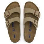 Birkenstock Arizona scamosciata taupe calzata donna - immagine 3