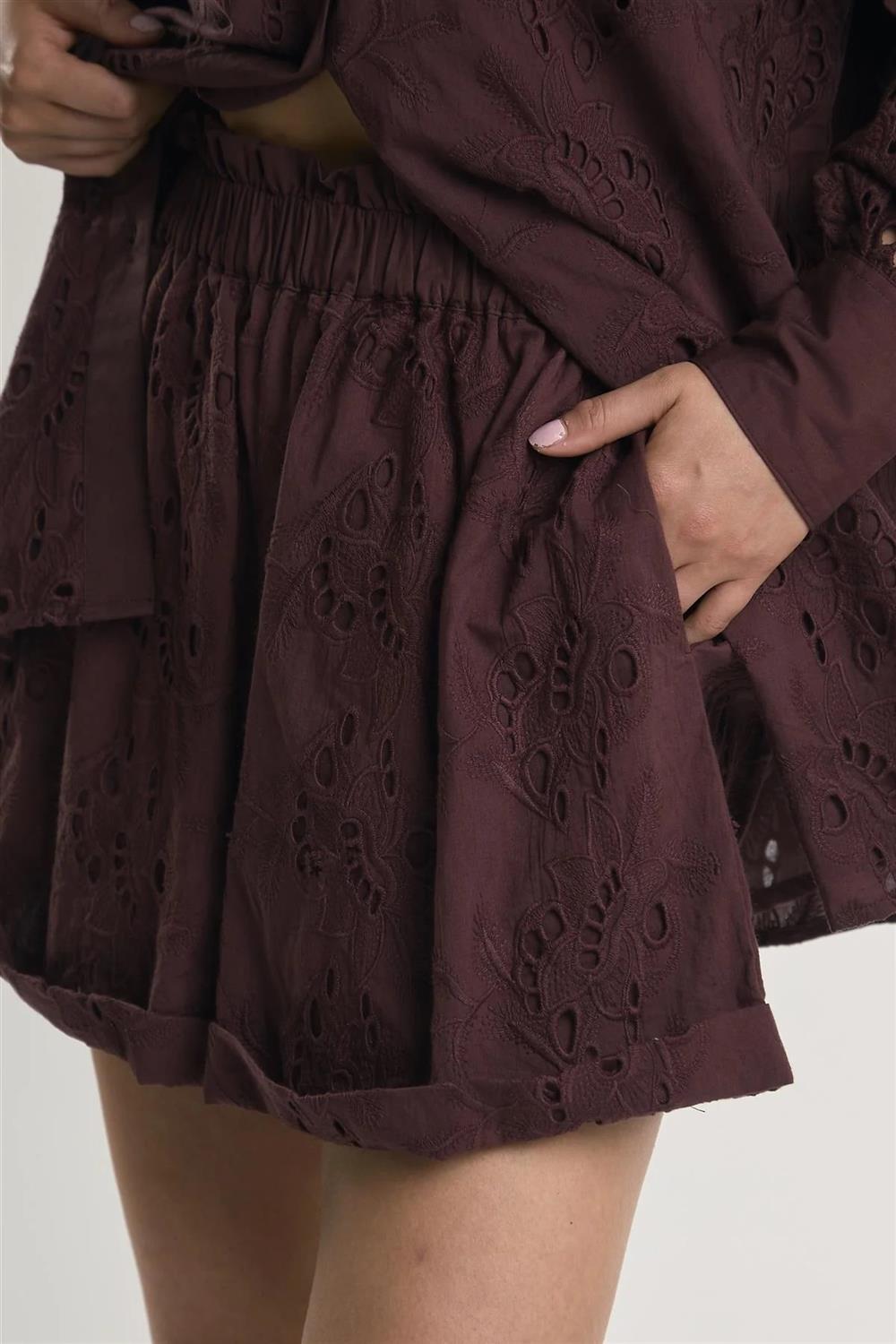 Glamorous short in pizzo burgundy