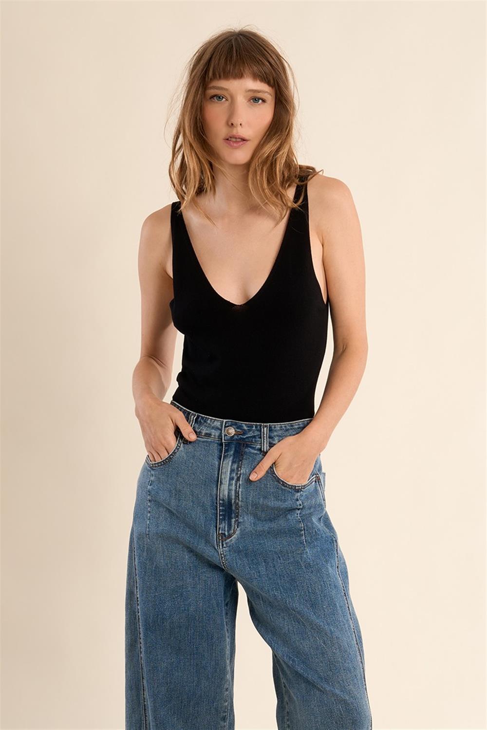 Molly_Bracken_canotta_V_nera Molly Bracken canotta V nera - immagine 1