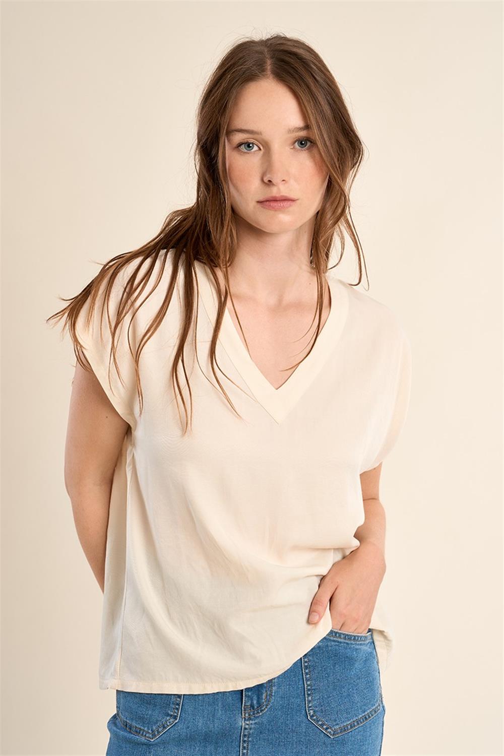Molly_Bracken_t-shirt_V_crema Molly Bracken t-shirt V crema - immagine 1