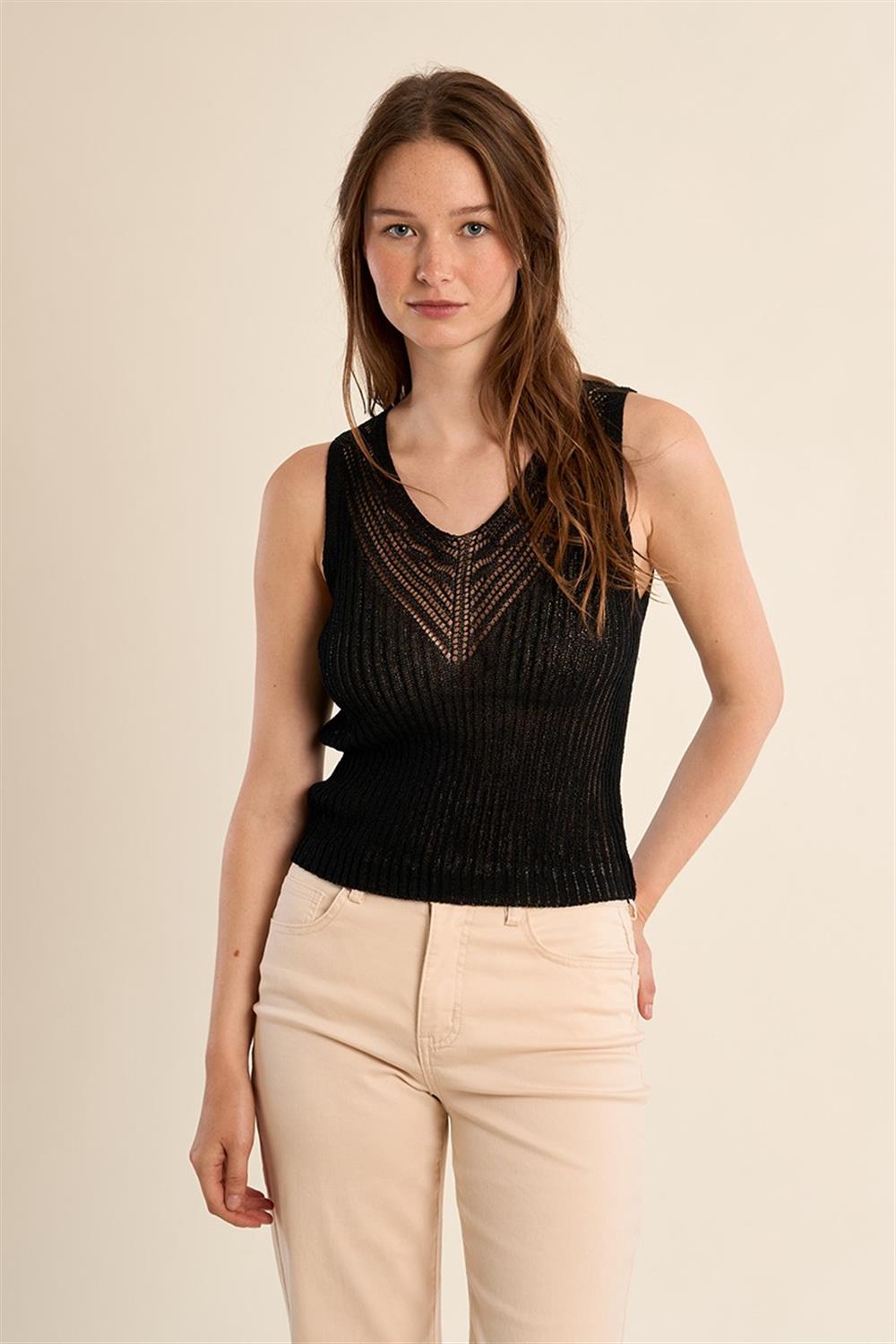 Molly_Bracken_canotta_in_maglia_nera Molly Bracken canotta in maglia nera - immagine 1